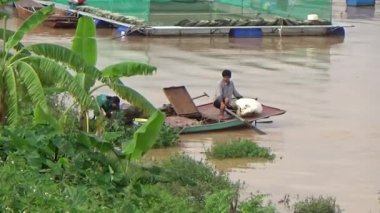 22 Ağustos 2025. Chu Van An, Hai Phong, Vietnam. Vietnam 'daki Kinh Thay Nehri' nde bir feribot gezisi. Feribot sel mevsiminde nehrin karşısına geçer. Bu feribotta bir sürü insan, motosiklet, bisiklet ve elektrikli bisiklet var.