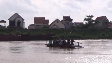 22 Ağustos 2025. Chu Van An, Hai Phong, Vietnam. Vietnam 'daki Kinh Thay Nehri' nde bir feribot gezisi. Feribot sel mevsiminde nehrin karşısına geçer. Bu feribotta bir sürü insan, motosiklet, bisiklet ve elektrikli bisiklet var.