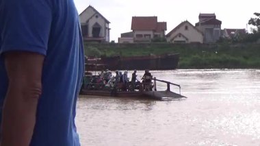 22 Ağustos 2025. Chu Van An, Hai Phong, Vietnam. Vietnam 'daki Kinh Thay Nehri' nde bir feribot gezisi. Feribot sel mevsiminde nehrin karşısına geçer. Bu feribotta bir sürü insan, motosiklet, bisiklet ve elektrikli bisiklet var.