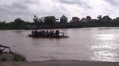 22 Ağustos 2025. Chu Van An, Hai Phong, Vietnam. Vietnam 'daki Kinh Thay Nehri' nde bir feribot gezisi. Feribot sel mevsiminde nehrin karşısına geçer. Bu feribotta bir sürü insan, motosiklet, bisiklet ve elektrikli bisiklet var.