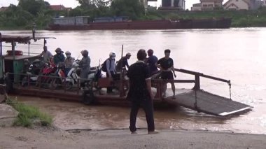 22 Ağustos 2025. Chu Van An, Hai Phong, Vietnam. Vietnam 'daki Kinh Thay Nehri' nde bir feribot gezisi. Feribot sel mevsiminde nehrin karşısına geçer. Bu feribotta bir sürü insan, motosiklet, bisiklet ve elektrikli bisiklet var.