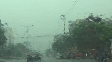 Arabadan yağmur sahnesi