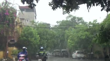 Arabadan yağmur sahnesi