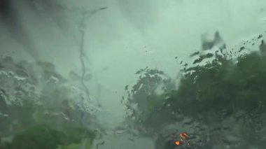 Arabadan yağmur sahnesi