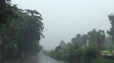 Arabadan yağmur sahnesi