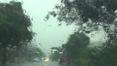 Arabadan yağmur sahnesi