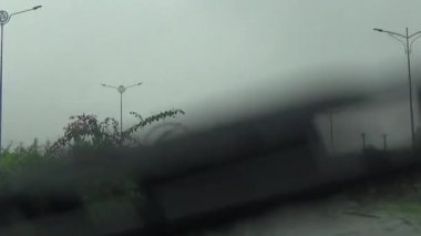 Arabadan yağmur sahnesi