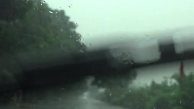 Arabadan yağmur sahnesi