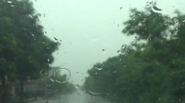 Arabadan yağmur sahnesi