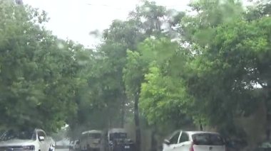 Arabadan yağmur sahnesi