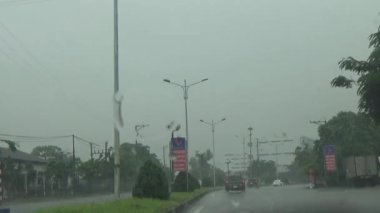 Arabadan yağmur sahnesi