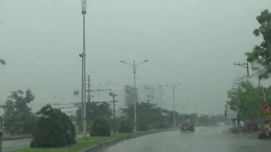 Arabadan yağmur sahnesi