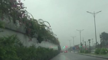 Arabadan yağmur sahnesi