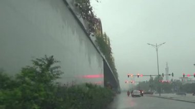 Arabadan yağmur sahnesi