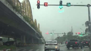 Arabadan yağmur sahnesi