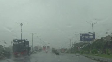 Arabadan yağmur sahnesi