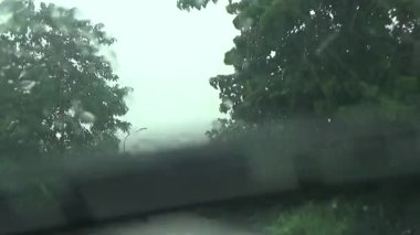 Arabadan yağmur sahnesi