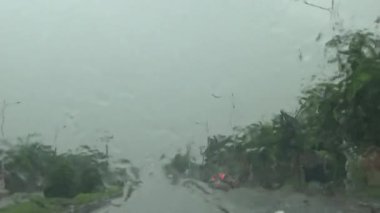 Arabadan yağmur sahnesi