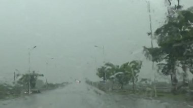 Arabadan yağmur sahnesi