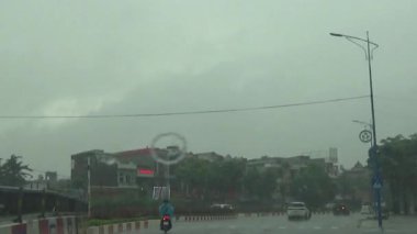 Arabadan yağmur sahnesi