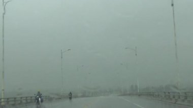 Arabadan yağmur sahnesi