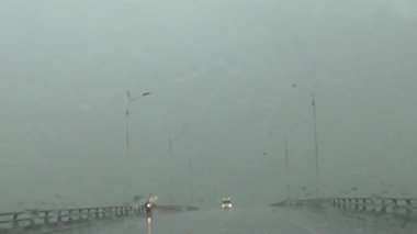 Arabadan yağmur sahnesi