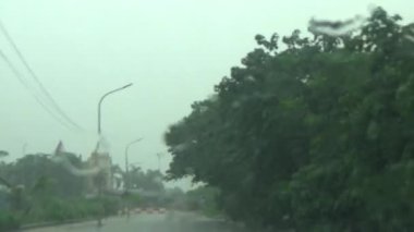 Arabadan yağmur sahnesi