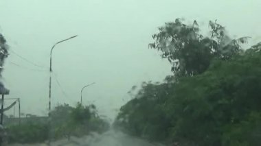 Arabadan yağmur sahnesi