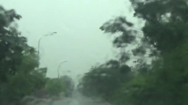 Arabadan yağmur sahnesi