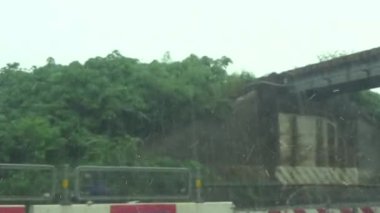 Arabadan yağmur sahnesi