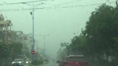 Arabadan yağmur sahnesi