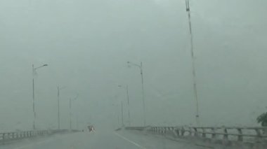 Arabadan yağmur sahnesi