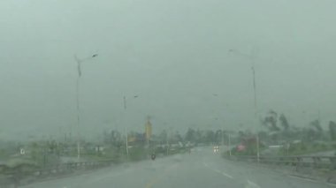 Arabadan yağmur sahnesi