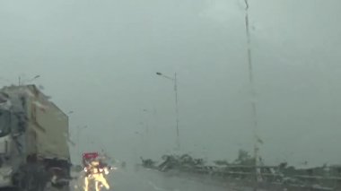 Arabadan yağmur sahnesi