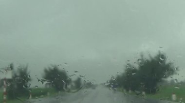 Arabadan yağmur sahnesi