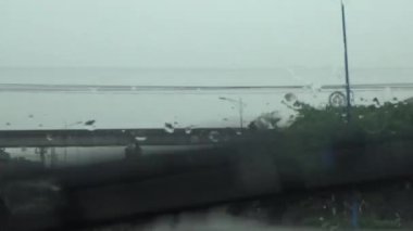 Arabadan yağmur sahnesi