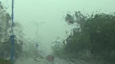 Arabadan yağmur sahnesi