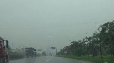 Arabadan yağmur sahnesi