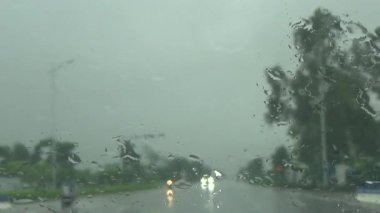 Arabadan yağmur sahnesi