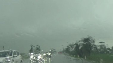 Arabadan yağmur sahnesi