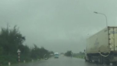 Arabadan yağmur sahnesi