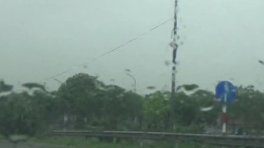 Arabadan yağmur sahnesi