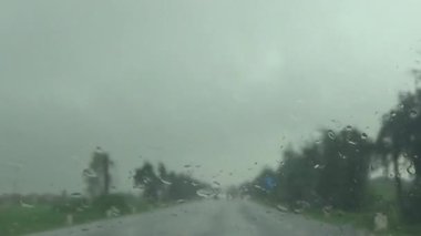 Arabadan yağmur sahnesi