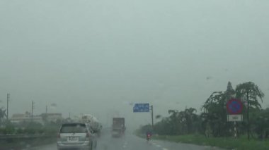 Arabadan yağmur sahnesi