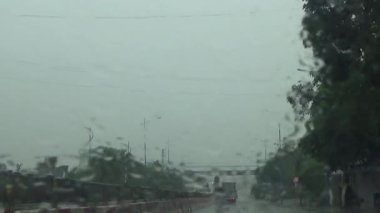 Arabadan yağmur sahnesi