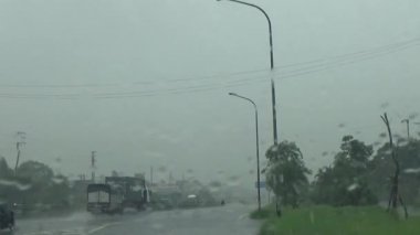 Arabadan yağmur sahnesi