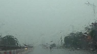 Arabadan yağmur sahnesi