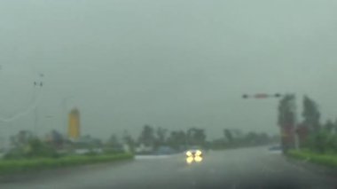 Arabadan yağmur sahnesi