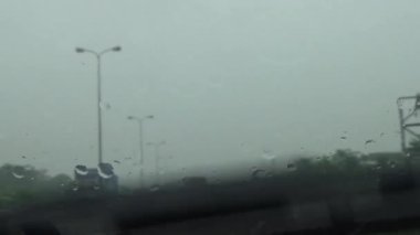 Arabadan yağmur sahnesi