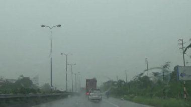 Arabadan yağmur sahnesi